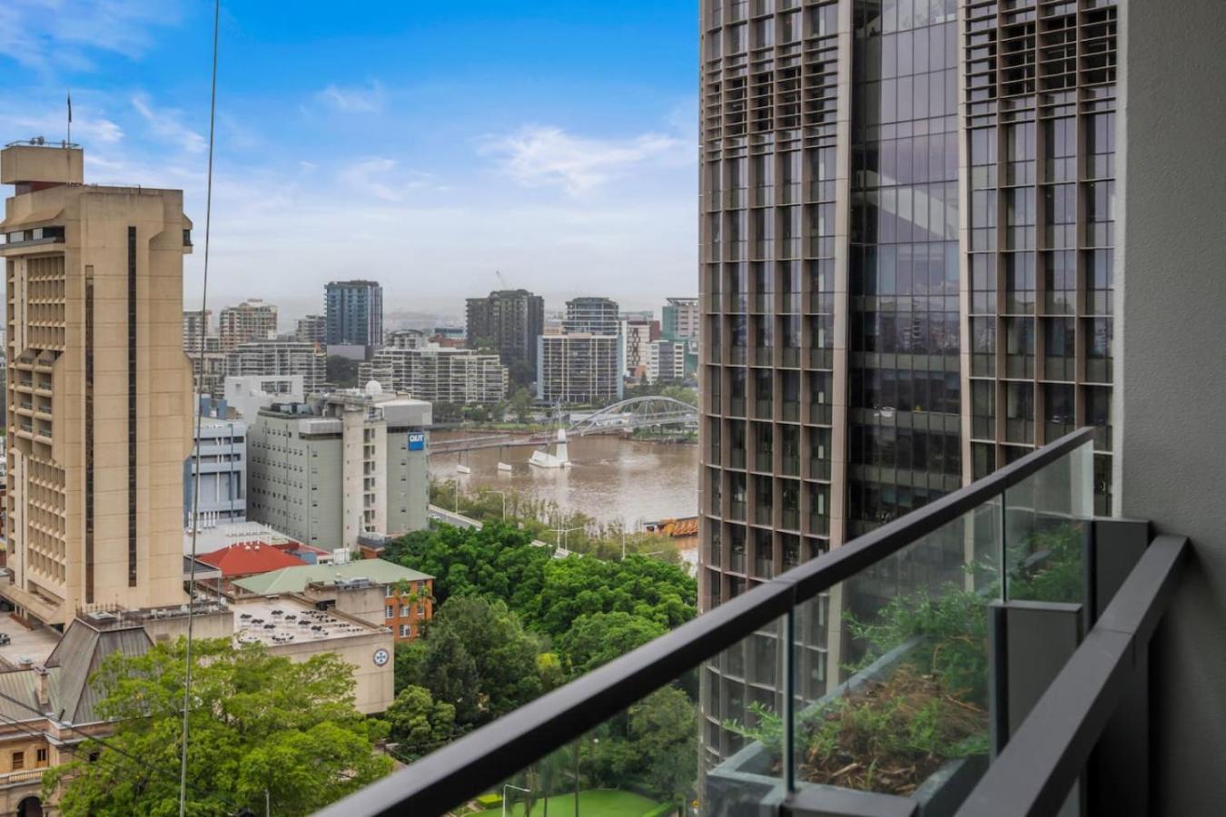 1b Queens Wharf Riverside Living Apartment